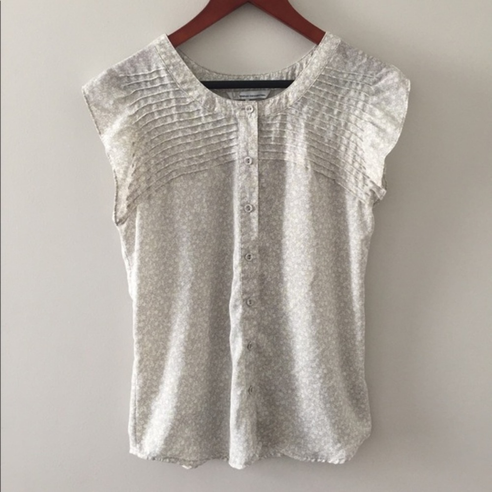 Light Gray Floral Pintuck Button-Front Women's Top